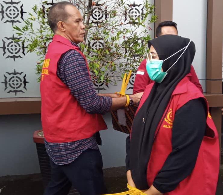 Dua Tersangka Korupsi Bantuan Perumahan Swakelola tahun 2019 di Kota Tual