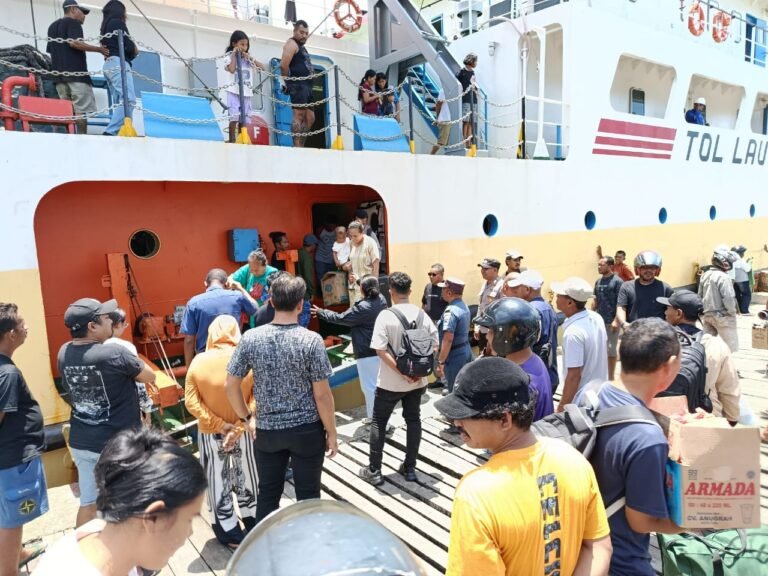 Amankan Mudik di Pelabuhan Ambon,  Polisi Sita Puluhan Liter Sopi Ilegal